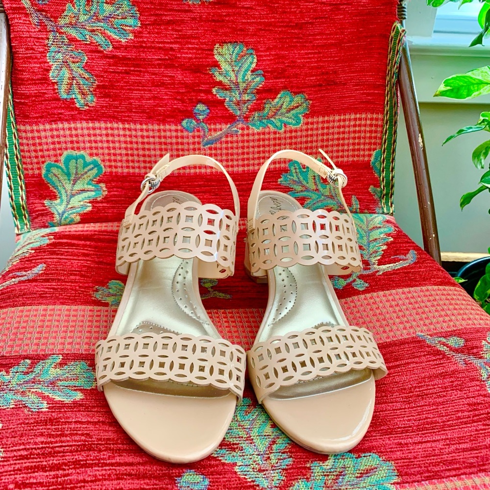 Dexflex comfort  block heel beige size 7 W